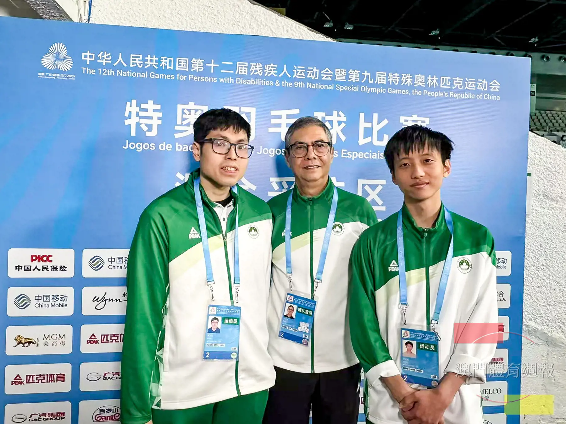 副2B 澳門特奧羽毛球選手譚文浩（左）、李昶賢（右）與教練布文樂合影.jpg